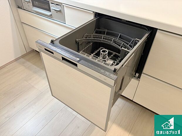 【食洗機】食事後の一仕事、食器洗いをボタン一つでお任せできちゃいます!場所を取らないビルトイン式なので、お料理スペースもしっかり確保!