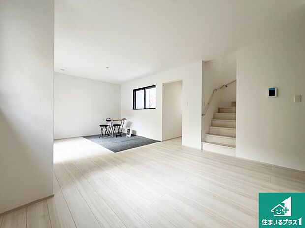 【居間・リビング】日当たり良好の明るいリビングで朝の目覚めもスッキリできそう!対面キッチンでご家族のコミュニケーションも自然と増える設計!小さなお子様が遊ぶスペースを作っても広々とくつろげるLDK!