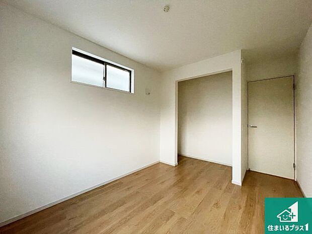 【洋室】シンプルな洋室は、自分好みのインテリアが楽しめます♪ご家族とインテリアや家具を選びに行くのは新築購入時の醍醐味の一つです。ぜひお楽しみください♪