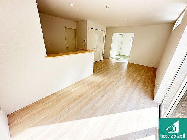 【居間・リビング】日当たり良好の明るいリビングで朝の目覚めもスッキリできそう!対面キッチンでご家族のコミュニケーションも自然と増える設計!小さなお子様が遊ぶスペースを作っても広々とくつろげるLDK!