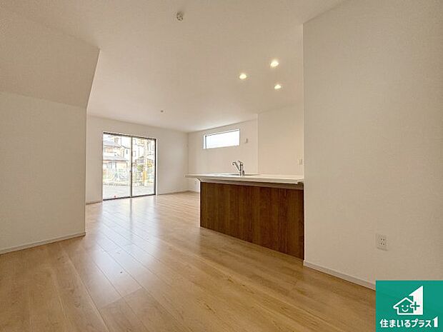 【居間・リビング】日当たり良好の明るいリビングで朝の目覚めもスッキリできそう!対面キッチンでご家族のコミュニケーションも自然と増える設計!小さなお子様が遊ぶスペースを作っても広々とくつろげるLDK!