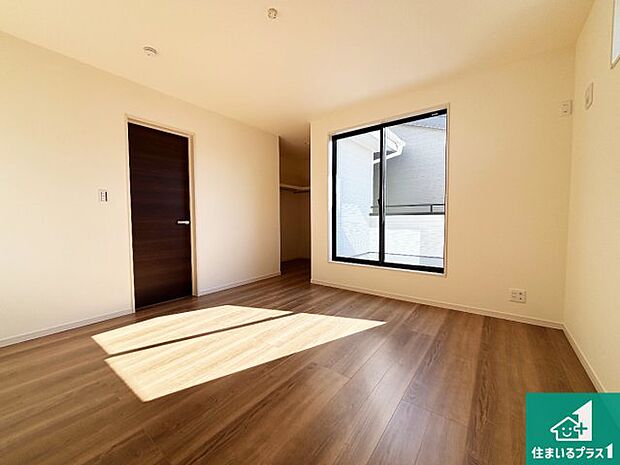 【洋室】シンプルな洋室は、自分好みのインテリアが楽しめます♪ご家族とインテリアや家具を選びに行くのは新築購入時の醍醐味の一つです。ぜひお楽しみください♪