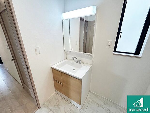 【独立洗面台】清潔感のある洗面台です。フラットな鏡は掃除がしやすく毎日清潔!鏡裏には収納があるのでスッキリとした洗面台が保てます。