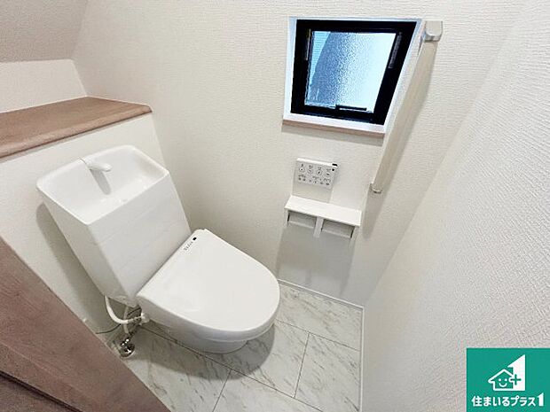 【トイレ】1・2階の2ヶ所にあるので、朝の忙しい時間の順番待ちもなく、深夜の利用にも大変便利です。