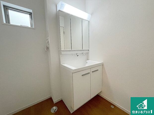 【独立洗面台】清潔感のある洗面台です。フラットな鏡は掃除がしやすく毎日清潔!鏡裏には収納があるのでスッキリとした洗面台が保てます。