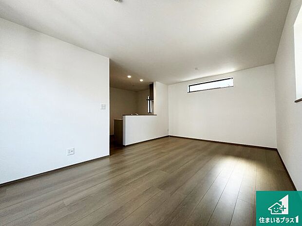 【居間・リビング】日当たり良好の明るいリビングで朝の目覚めもスッキリできそう!対面キッチンでご家族のコミュニケーションも自然と増える設計!小さなお子様が遊ぶスペースを作っても広々とくつろげるLDK!