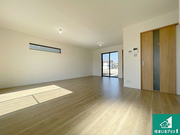 【居間・リビング】日当たり良好の明るいリビングで朝の目覚めもスッキリできそう!対面キッチンでご家族のコミュニケーションも自然と増える設計!小さなお子様が遊ぶスペースを作っても広々とくつろげるLDK!