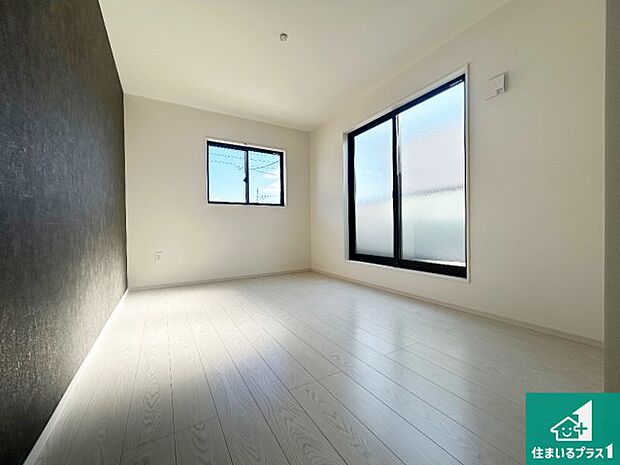 【洋室】シンプルな洋室は、自分好みのインテリアが楽しめます♪ご家族とインテリアや家具を選びに行くのは新築購入時の醍醐味の一つです。ぜひお楽しみください♪