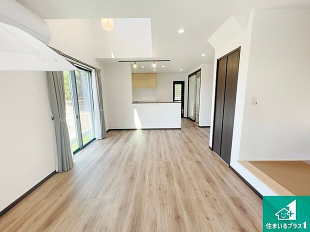 【居間・リビング】日当たり良好の明るいリビングで朝の目覚めもスッキリできそう!対面キッチンでご家族のコミュニケーションも自然と増える設計!小さなお子様が遊ぶスペースを作っても広々とくつろげるLDK!