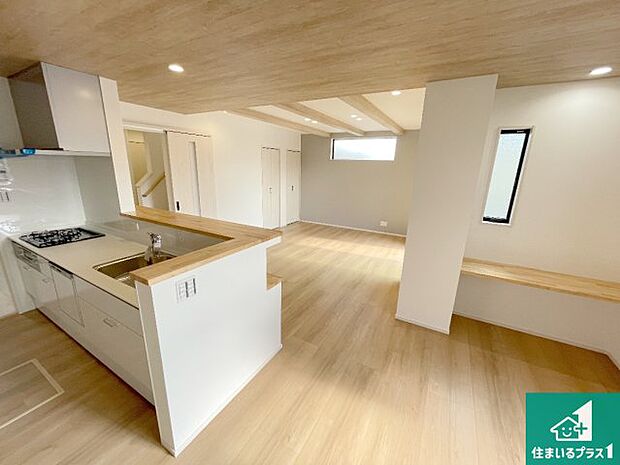 【居間・リビング】日当たり良好の明るいリビングで朝の目覚めもスッキリできそう!対面キッチンでご家族のコミュニケーションも自然と増える設計!小さなお子様が遊ぶスペースを作っても広々とくつろげるLDK!