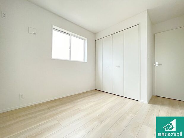 【洋室】シンプルな洋室は、自分好みのインテリアが楽しめます♪ご家族とインテリアや家具を選びに行くのは新築購入時の醍醐味の一つです。ぜひお楽しみください♪