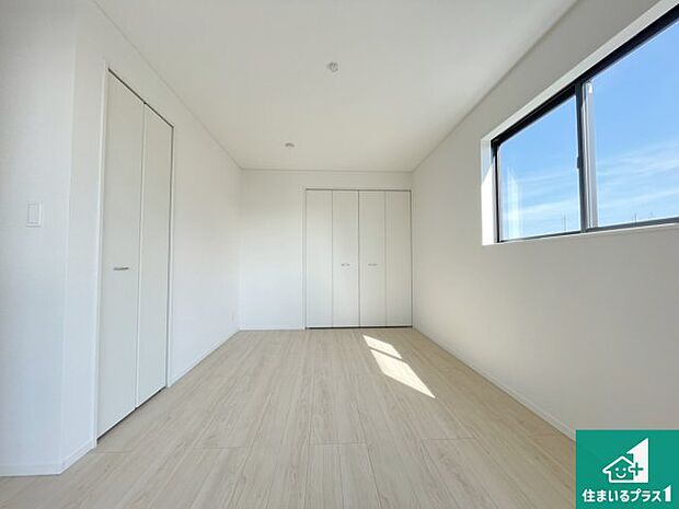 【洋室】シンプルな洋室は、自分好みのインテリアが楽しめます♪ご家族とインテリアや家具を選びに行くのは新築購入時の醍醐味の一つです。ぜひお楽しみください♪