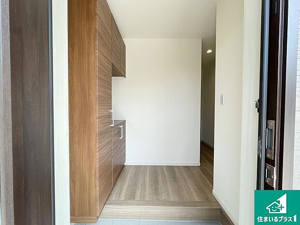 【玄関】シューズボックスにはたくさんの靴が収納できるので玄関周りはいつもスッキリ!ご家族が増えても安心!