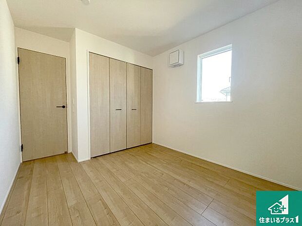 【洋室】シンプルな洋室は、自分好みのインテリアが楽しめます♪ご家族とインテリアや家具を選びに行くのは新築購入時の醍醐味の一つです。ぜひお楽しみください♪