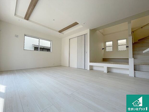 【居間・リビング】日当たり良好の明るいリビングで朝の目覚めもスッキリできそう!対面キッチンでご家族のコミュニケーションも自然と増える設計!小さなお子様が遊ぶスペースを作っても広々とくつろげるLDK!