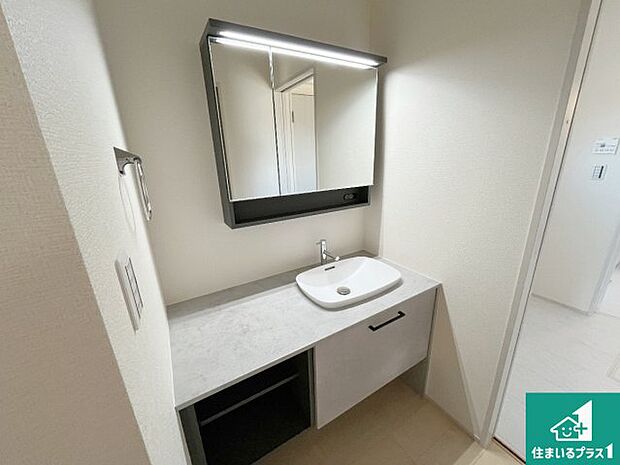 【独立洗面台】清潔感のある洗面台です。フラットな鏡は掃除がしやすく毎日清潔!鏡裏には収納があるのでスッキリとした洗面台が保てます。