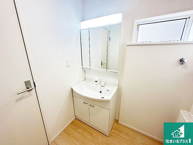 【独立洗面台】清潔感のある洗面台です。フラットな鏡は掃除がしやすく毎日清潔!鏡裏には収納があるのでスッキリとした洗面台が保てます。