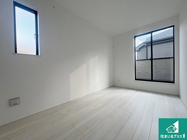 【洋室】シンプルな洋室は、自分好みのインテリアが楽しめます♪ご家族とインテリアや家具を選びに行くのは新築購入時の醍醐味の一つです。ぜひお楽しみください♪