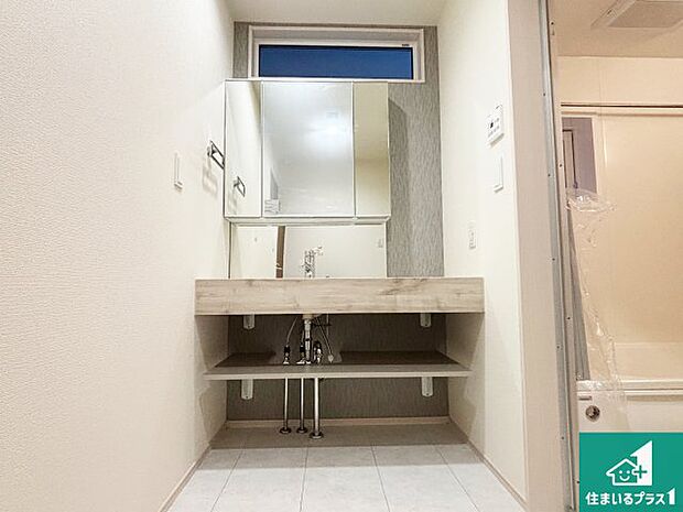 【独立洗面台】清潔感のある洗面台です。フラットな鏡は掃除がしやすく毎日清潔!鏡裏には収納があるのでスッキリとした洗面台が保てます。
