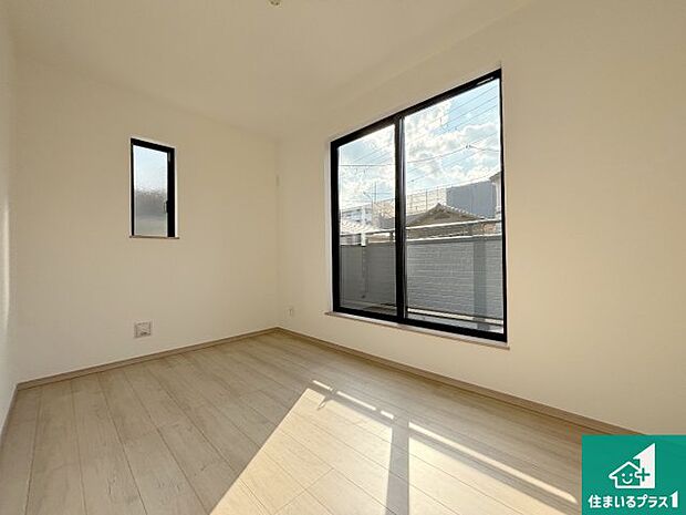 【洋室】シンプルな洋室は、自分好みのインテリアが楽しめます♪ご家族とインテリアや家具を選びに行くのは新築購入時の醍醐味の一つです。ぜひお楽しみください♪