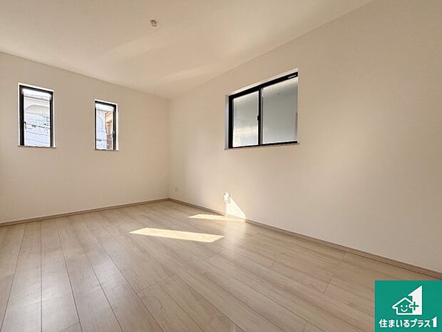 【洋室】シンプルな洋室は、自分好みのインテリアが楽しめます♪ご家族とインテリアや家具を選びに行くのは新築購入時の醍醐味の一つです。ぜひお楽しみください♪