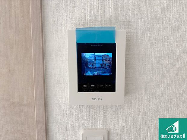 【カラーモニターインターホン】声だけでなく来訪者の姿や顔がモニターで確認できるので、小さなお子様がいらっしゃるご家庭でも安心できます！