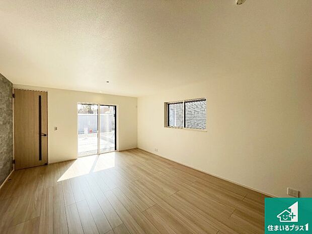 【居間・リビング】日当たり良好の明るいリビングで朝の目覚めもスッキリできそう!対面キッチンでご家族のコミュニケーションも自然と増える設計!小さなお子様が遊ぶスペースを作っても広々とくつろげるLDK!