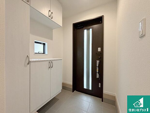 【玄関】シューズボックスにはたくさんの靴が収納できるので玄関周りはいつもスッキリ!ご家族が増えても安心!