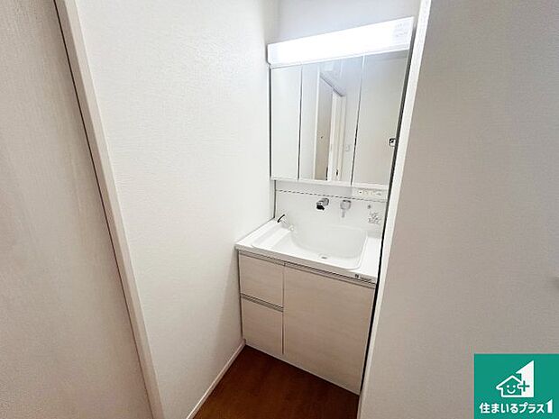 【独立洗面台】清潔感のある洗面台です。フラットな鏡は掃除がしやすく毎日清潔!鏡裏には収納があるのでスッキリとした洗面台が保てます。