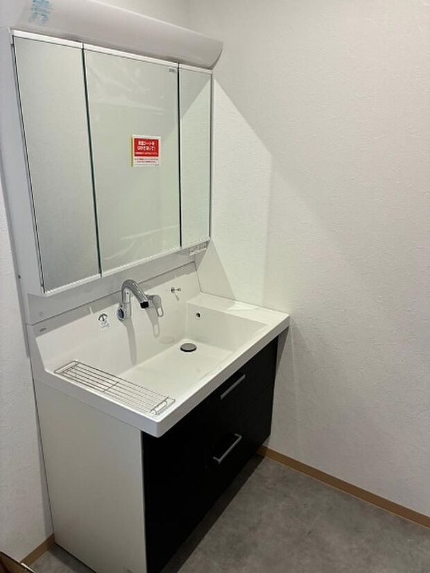 【独立洗面台】清潔感のある洗面台です。フラットな鏡は掃除がしやすく毎日清潔!鏡裏には収納があるのでスッキリとした洗面台が保てます。