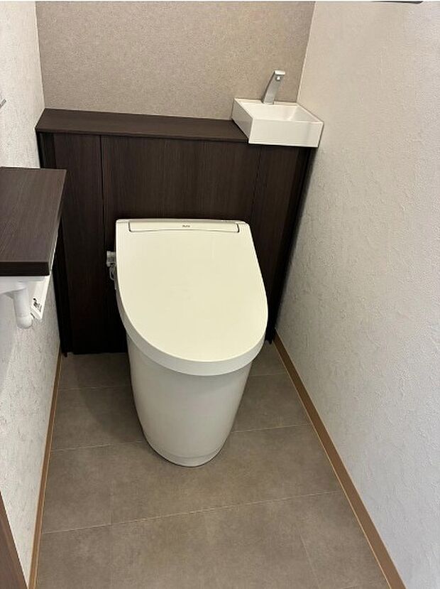 【トイレ】1・2階の2ヶ所にあるので、朝の忙しい時間の順番待ちもなく、深夜の利用にも大変便利です。