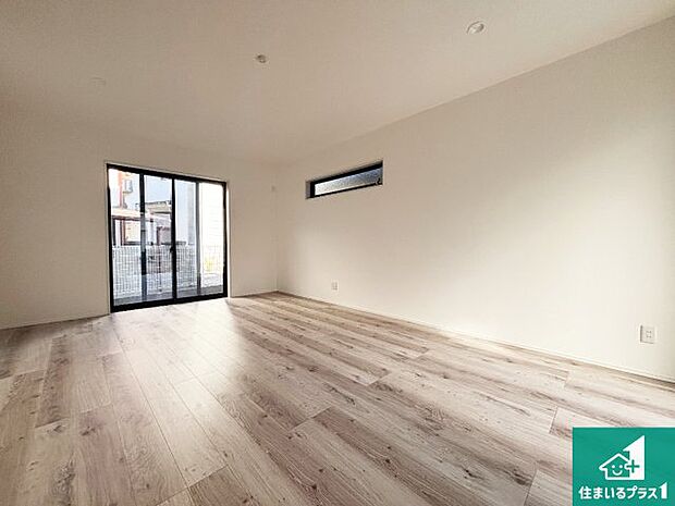 【居間・リビング】日当たり良好の明るいリビングで朝の目覚めもスッキリできそう!対面キッチンでご家族のコミュニケーションも自然と増える設計!小さなお子様が遊ぶスペースを作っても広々とくつろげるLDK!