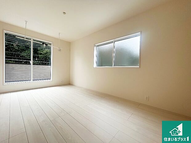 【洋室】寝室は心地よい眠りについてもらいたくて、シンプルかつ開放的な空間な設計にしています!大きな窓から差し込む日が心地いいです♪