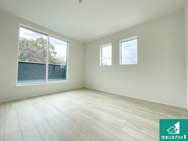 【洋室】シンプルな洋室は、自分好みのインテリアが楽しめます♪ご家族とインテリアや家具を選びに行くのは新築購入時の醍醐味の一つです。ぜひお楽しみください♪