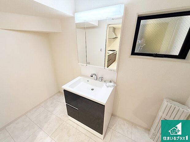 【独立洗面台】清潔感のある洗面台です。フラットな鏡は掃除がしやすく毎日清潔!鏡裏には収納があるのでスッキリとした洗面台が保てます。