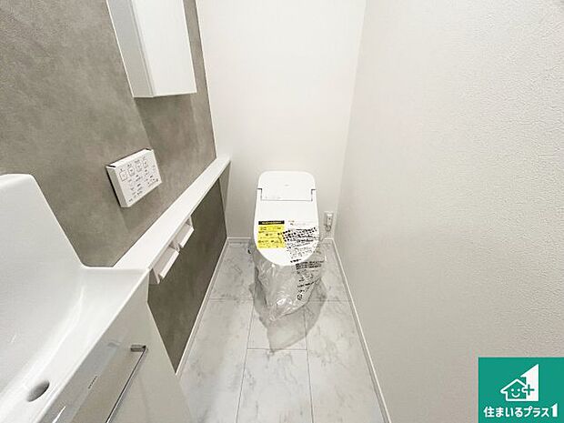 【トイレ】1・2階の2ヶ所にあるので、朝の忙しい時間の順番待ちもなく、深夜の利用にも大変便利です。