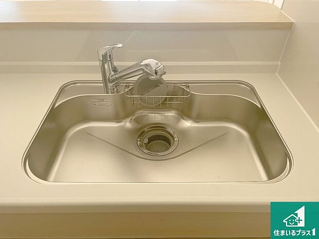 【キッチンシンク】蛇口の先端に浄水器を内蔵しています!原水と浄水、お湯と冷水、シャワーの切替えがワンタッチなので用途によって使い分けられます。