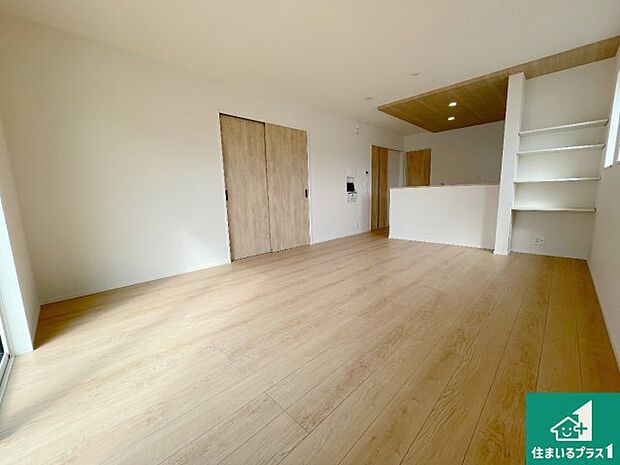 【居間・リビング】日当たり良好の明るいリビングで朝の目覚めもスッキリできそう!対面キッチンでご家族のコミュニケーションも自然と増える設計!小さなお子様が遊ぶスペースを作っても広々とくつろげるLDK!