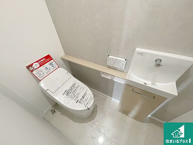 【トイレ】1・2階の2ヶ所にあるので、朝の忙しい時間の順番待ちもなく、深夜の利用にも大変便利です。