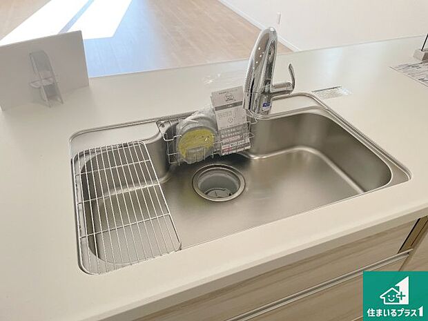 【キッチンシンク】蛇口の先端に浄水器を内蔵しています!原水と浄水、お湯と冷水、シャワーの切替えがワンタッチなので用途によって使い分けられます。