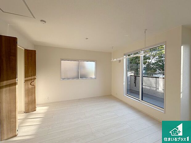 【洋室】寝室は心地よい眠りについてもらいたくて、シンプルかつ開放的な空間な設計にしています!大きな窓から差し込む日が心地いいです♪