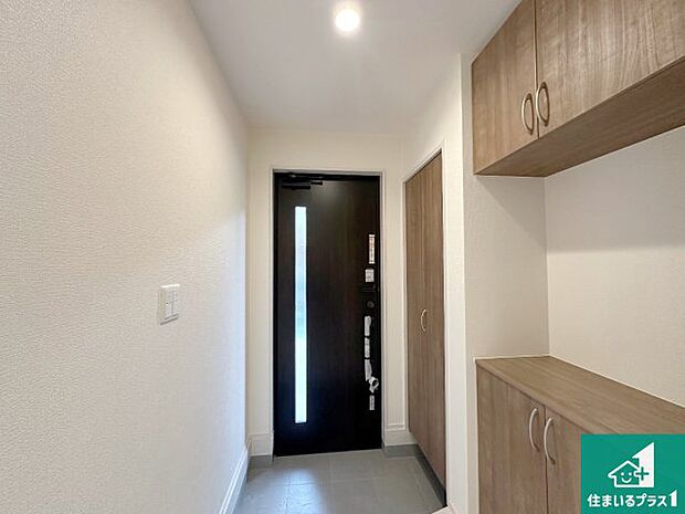 【玄関】シューズボックスにはたくさんの靴が収納できるので玄関周りはいつもスッキリ!ご家族が増えても安心!