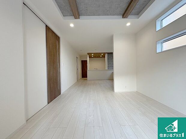 【居間・リビング】日当たり良好の明るいリビングで朝の目覚めもスッキリできそう!対面キッチンでご家族のコミュニケーションも自然と増える設計!小さなお子様が遊ぶスペースを作っても広々とくつろげるLDK!