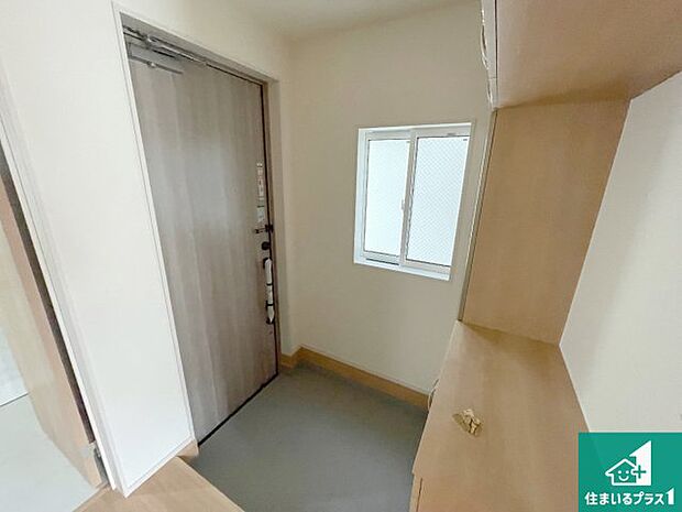 【玄関】シューズボックスにはたくさんの靴が収納できるので玄関周りはいつもスッキリ!ご家族が増えても安心!