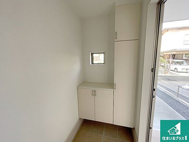 【玄関】シューズボックスにはたくさんの靴が収納できるので玄関周りはいつもスッキリ!ご家族が増えても安心!