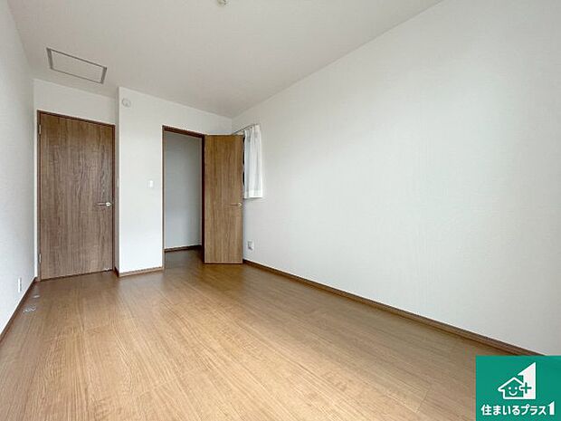 【洋室】シンプルな洋室は、自分好みのインテリアが楽しめます♪ご家族とインテリアや家具を選びに行くのは新築購入時の醍醐味の一つです。ぜひお楽しみください♪