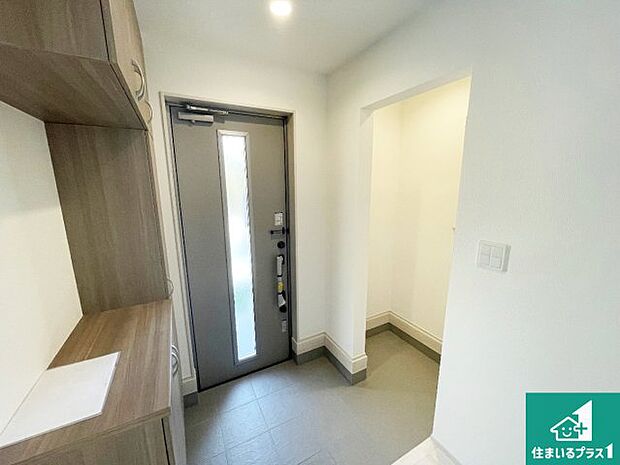 【玄関】ご家族皆様の靴もたっぷり収まる大容量の玄関収納を設けました。見た目もスッキリ綺麗な玄関に!