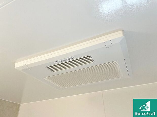 【浴室暖房乾燥機】四季を通して快適なバスライフをお手伝いする浴室暖房乾燥機!浴室の乾燥・暖房・涼風・換気はもちろん、24時間換気にも対応!