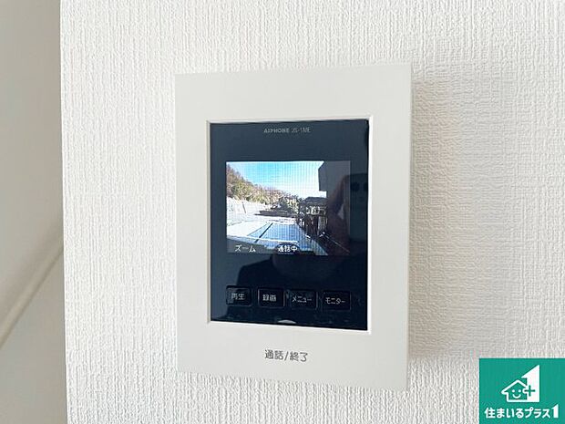 【カラーモニターインターホン】声だけでなく来訪者の姿や顔がモニターで確認できるので、小さなお子様がいらっしゃるご家庭でも安心できます!