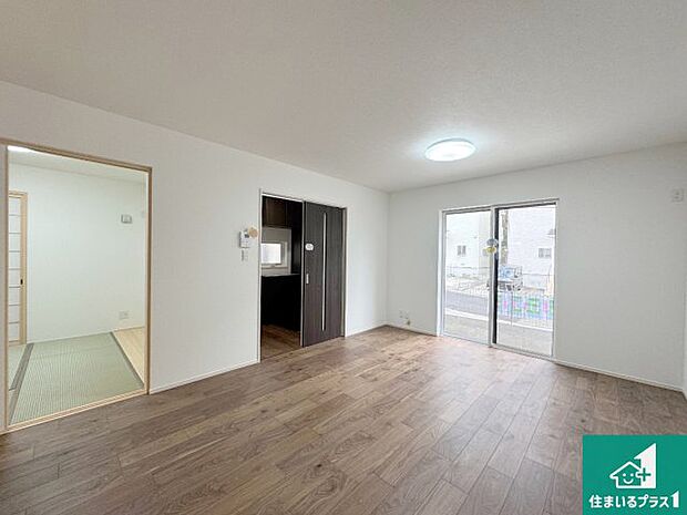 【居間・リビング】日当たり良好の明るいリビングで朝の目覚めもスッキリできそう!対面キッチンでご家族のコミュニケーションも自然と増える設計!小さなお子様が遊ぶスペースを作っても広々とくつろげるLDK!